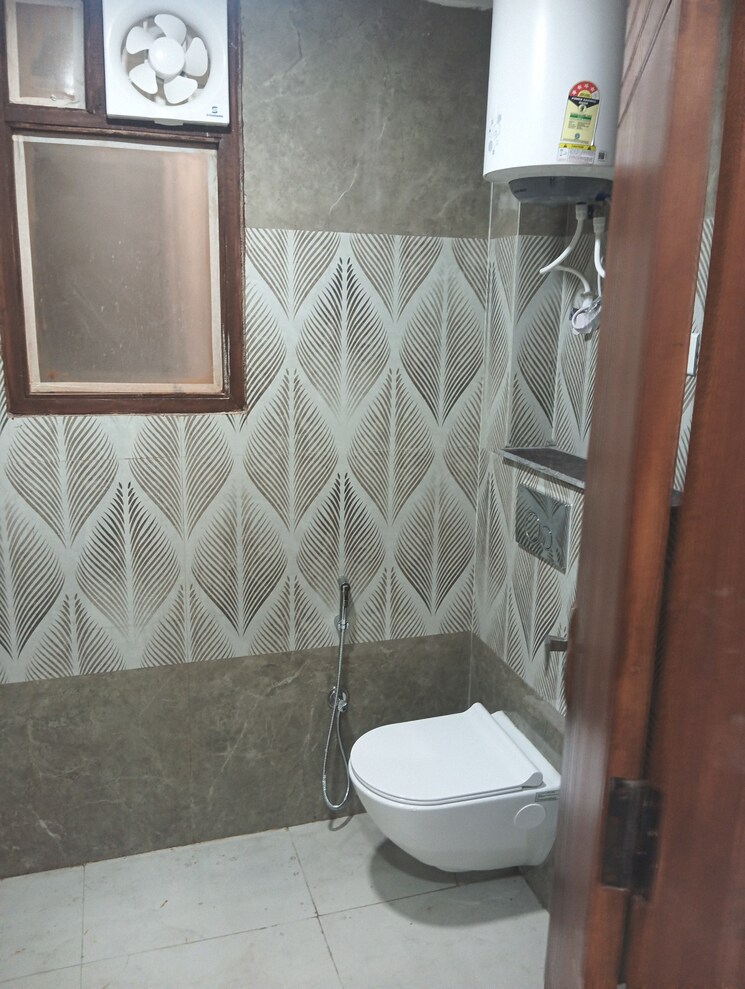 Bathroom, sultanpur 2 Bedroom 85 Sq.Yd. Apartment In Sultanpur Delhi 9395048