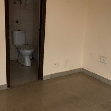 Room in 3 BHK Apartment at Supertech Eco Suites, Sector 137 – for Rent