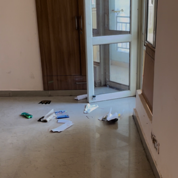 Room in 3 BHK Apartment at Supertech Eco Suites, Sector 137 – for Rent