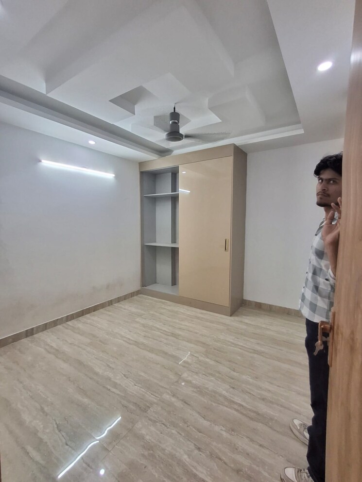 Room, sultanpur 3 Bedroom 135 Sq.Yd. Apartment In Sultanpur Delhi 9395290