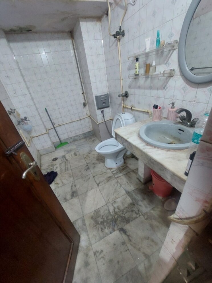 Attached Bathroom, chittaranjan park 2 Bedroom 1300 Sq.Ft. Builder Floor In Chittaranjan Park Delhi 9395343