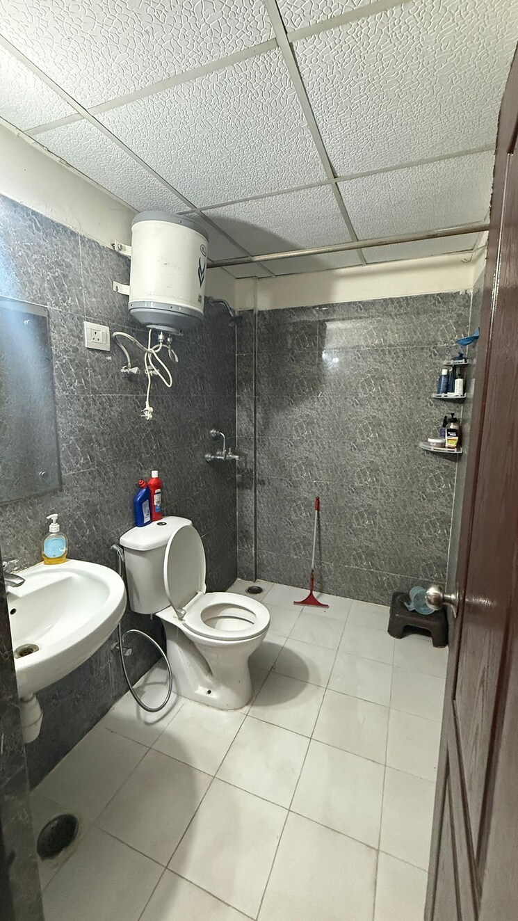 Bathroom, vvip-homes 2.5 Bedroom 1230 Sq.Ft. Apartment In Gaur City 2 Greater Noida 9395348