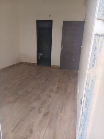 Room in 3 BHK Apartment at Omaxe Waterscapes, Gomti Nagar – for Rent