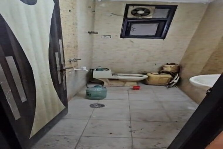 Bathroom, govindpuri 3 Bedroom 900 Sq.Ft. Builder Floor In Govindpuri Delhi 9395440