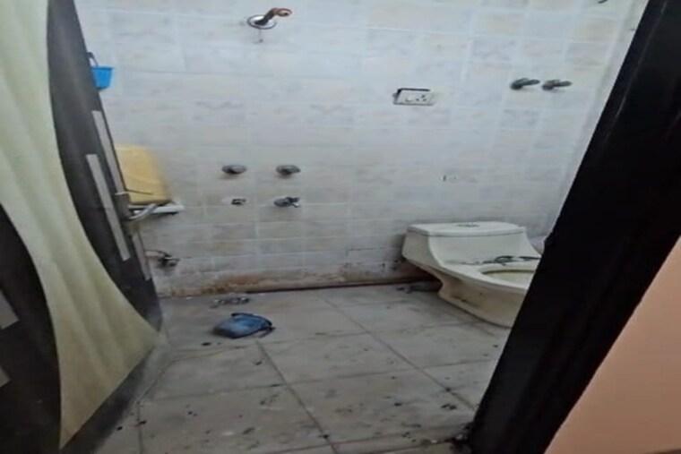 Bathroom, govindpuri 3 Bedroom 900 Sq.Ft. Builder Floor In Govindpuri Delhi 9395440