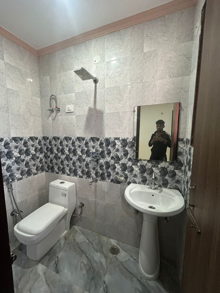 Bathroom, neb sarai 2 Bedroom 850 Sq.Ft. Apartment In Neb Sarai Delhi 9396166