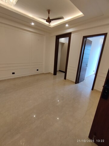 Room in 3 BHK Builder Floor at Raj One Good Earth, Sector 71 – for Rent