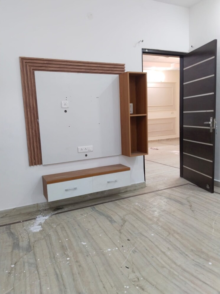 Room, ashoka-enclave-faridabad 3 Bedroom 289 Sq.Yd. Builder Floor In Sector 34 Faridabad 9396373