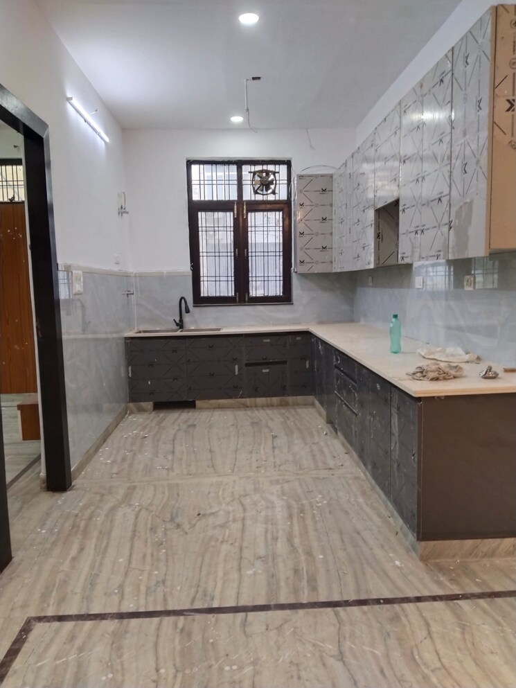 Kitchen, ashoka-enclave-faridabad 3 Bedroom 289 Sq.Yd. Builder Floor In Sector 34 Faridabad 9396373