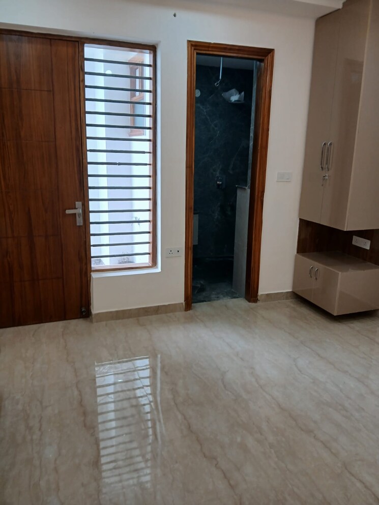 Room, bptp-district 3 Bedroom 1345 Sq.Ft. Builder Floor In Sector 81 Faridabad 9396303