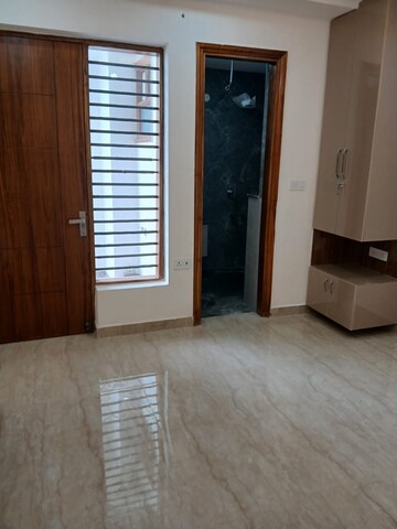 Room in 3 BHK Builder Floor at BPTP District, Sector 81 – for Sale