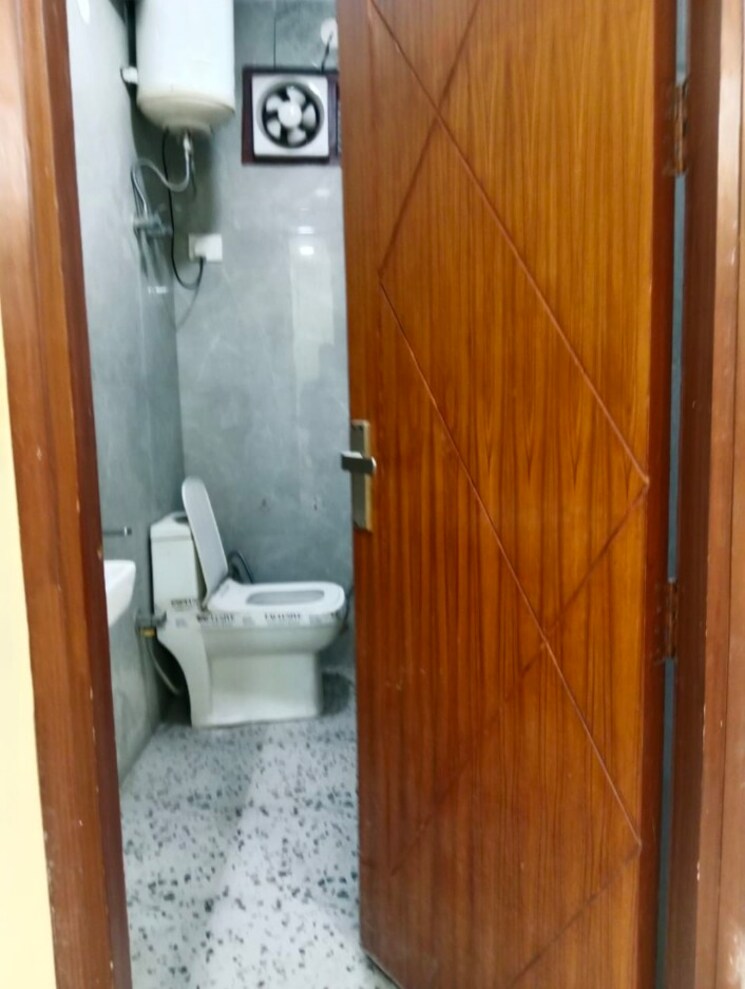 Bathroom, govindpuri 3 Bedroom 900 Sq.Ft. Builder Floor In Govindpuri Delhi 9396475