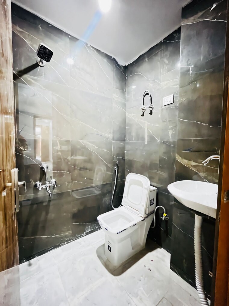 Bathroom, freedom fighters enclave 2 Bedroom 850 Sq.Ft. Apartment In Freedom Fighters Enclave Delhi 9396536