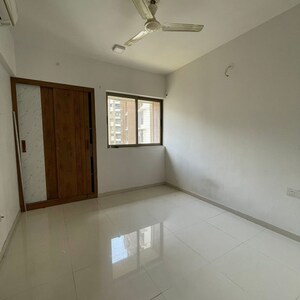 Room in 3 BHK Apartment at Lodha Splendora, Bhayandarpada – for Rent