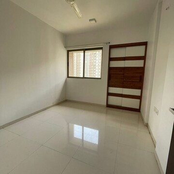 Room in 3 BHK Apartment at Lodha Splendora, Bhayandarpada – for Rent