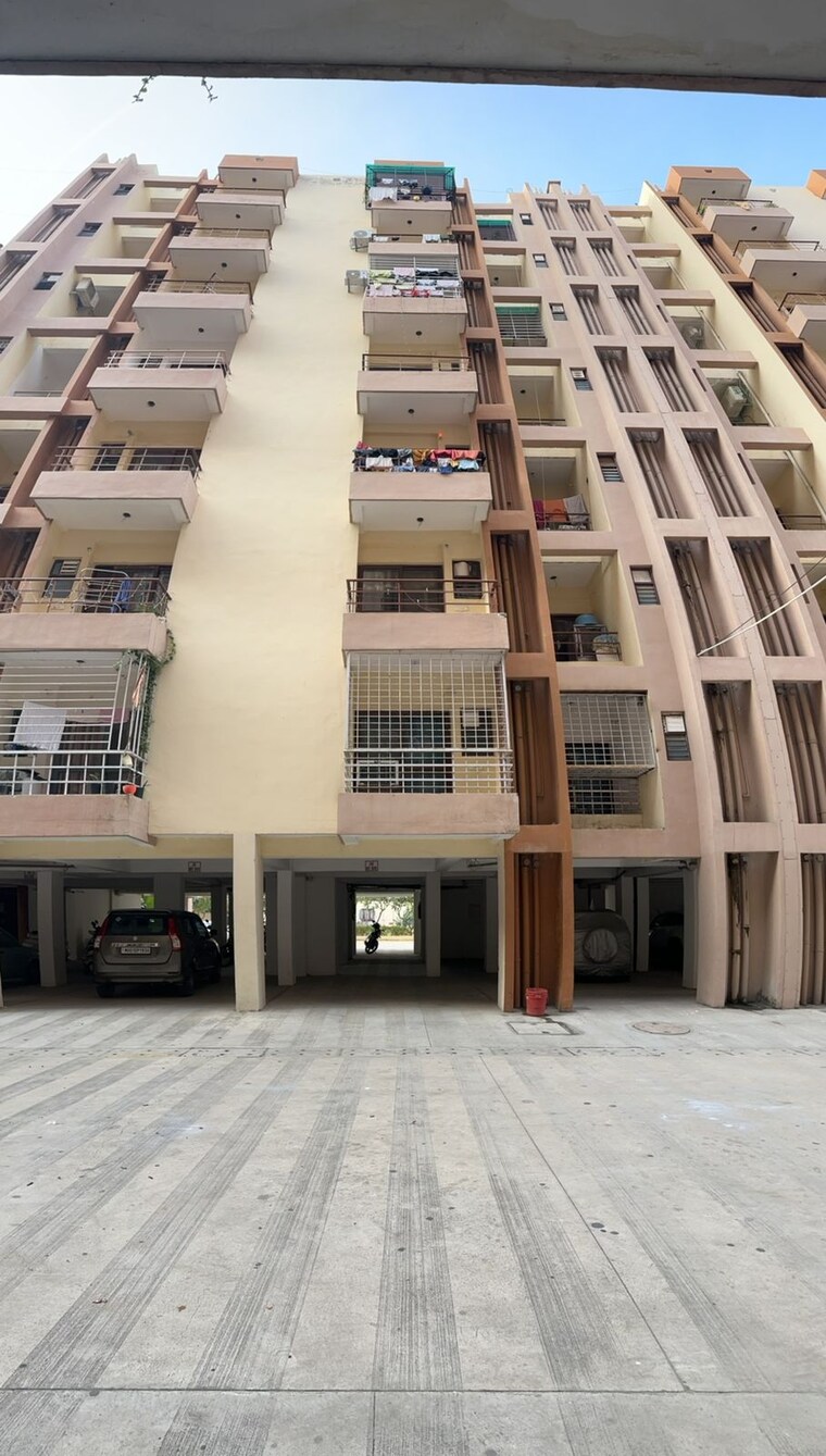 Exterior View, amar shaheed path 2.5 Bedroom 1000 Sq.Ft. Apartment In Amar Shaheed Path Lucknow 9396910