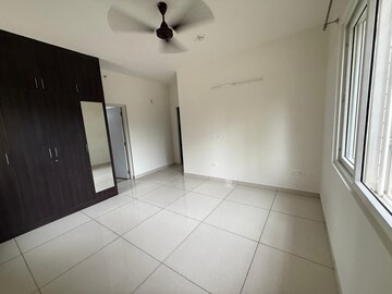 Room in 2 BHK Apartment at Prestige Lakeside Habitat, Varthur – for Rent
