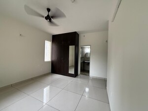 Room in 2 BHK Apartment at Prestige Lakeside Habitat, Varthur – for Rent