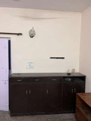 Furnished Amenities in 3.5 BHK Builder Floor at Mayur Vihar – for Rent