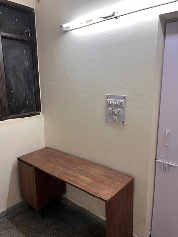 Furnished Amenities in 3.5 BHK Builder Floor at Mayur Vihar – for Rent