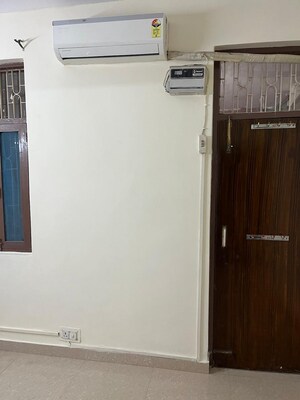 Furnished Amenities in 3.5 BHK Builder Floor at Mayur Vihar – for Rent