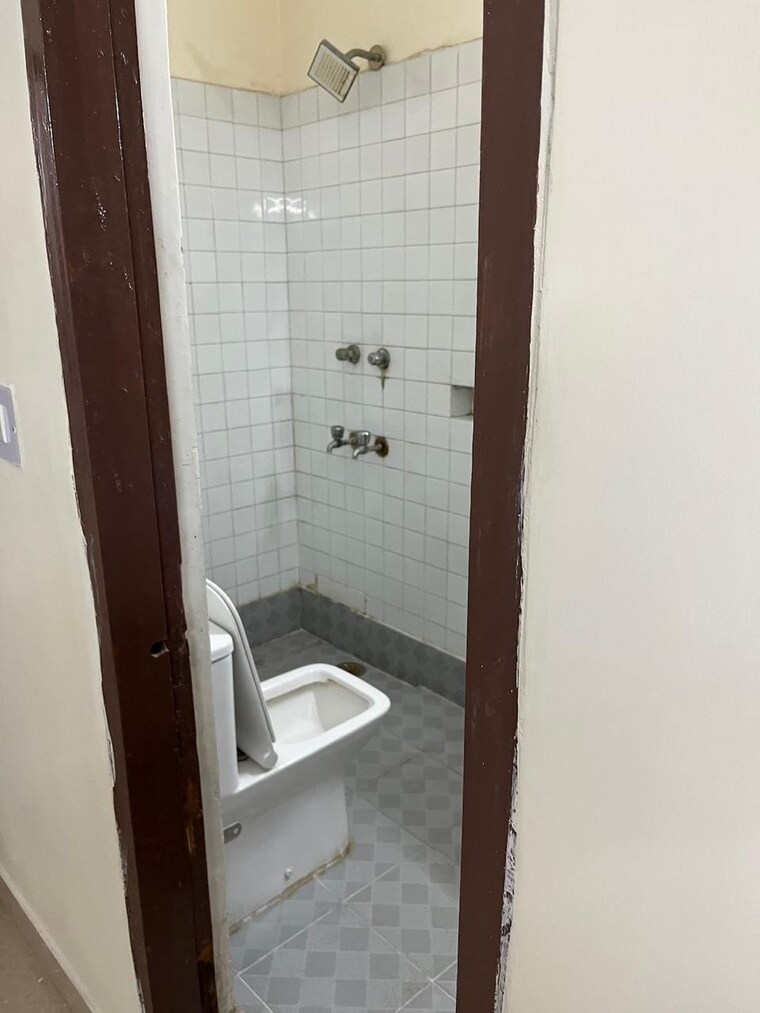 Bathroom, mayur vihar 3.5 Bedroom 1250 Sq.Ft. Builder Floor In Mayur Vihar Delhi 9396929