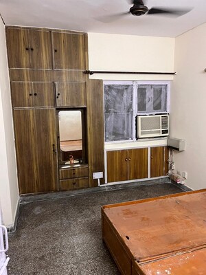 Room in 3.5 BHK Builder Floor at Mayur Vihar – for Rent