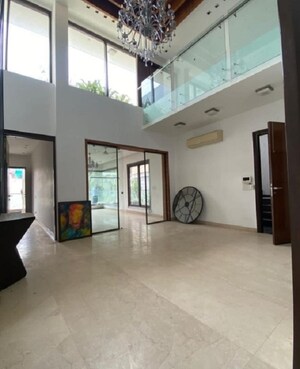 Room in 4 BHK Builder Floor at Dlf Phase I – for Sale