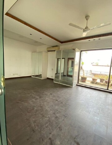 Room in 4 BHK Builder Floor at Dlf Phase I – for Sale