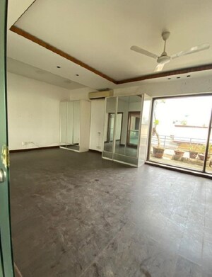 Room in 4 BHK Builder Floor at Dlf Phase I – for Sale