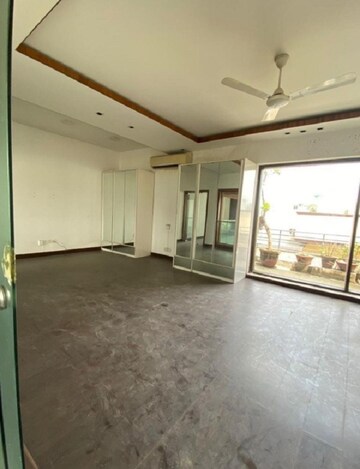 Room in 4 BHK Builder Floor at Dlf Phase I – for Sale