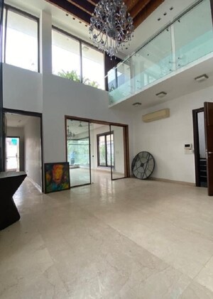 Room in 4 BHK Builder Floor at Dlf Phase I – for Sale