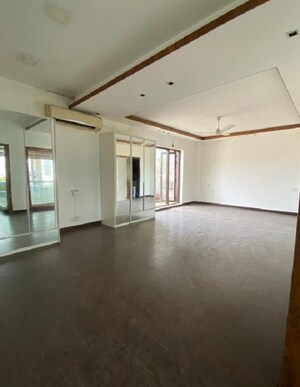 Room in 4 BHK Builder Floor at Dlf Phase I – for Sale