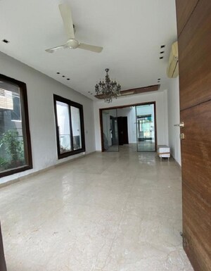 Room in 4 BHK Builder Floor at Dlf Phase I – for Sale