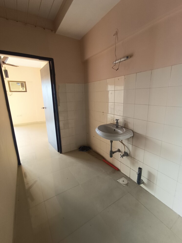 Bathroom, everest-world-lavender 2.5 Bedroom 1250 Sq.Ft. Apartment In Kolshet Road Thane 9397381