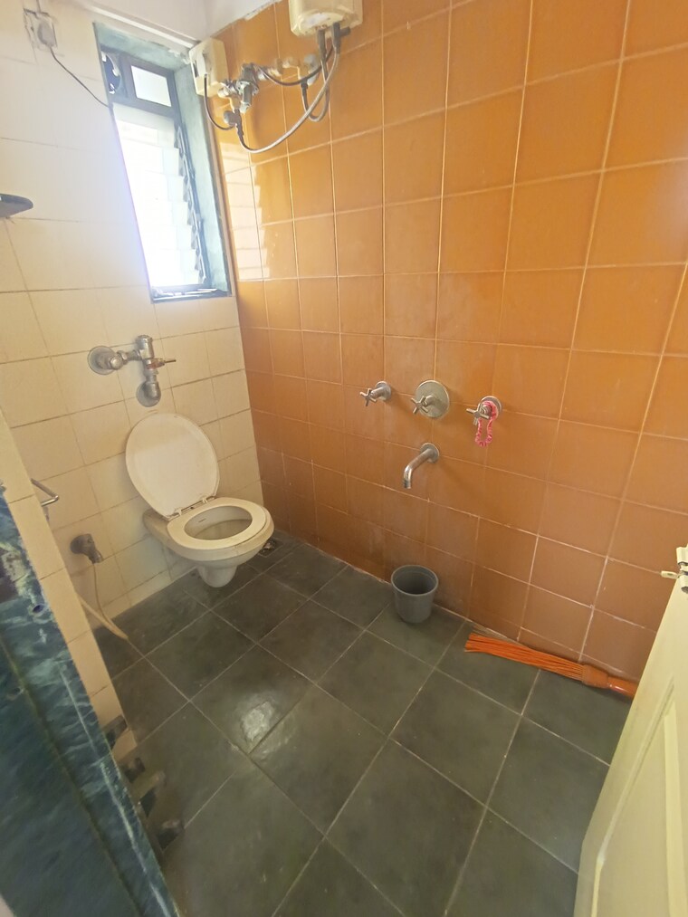 Bathroom, everest-world-lavender 2.5 Bedroom 1250 Sq.Ft. Apartment In Kolshet Road Thane 9397381