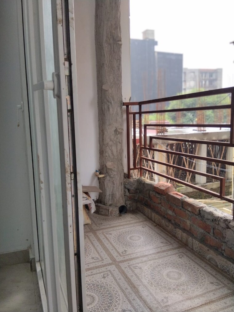 Balcony, sector 73 3 Bedroom 1350 Sq.Ft. Builder Floor In Sector 73 Noida 9397395