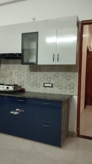 Kitchen in 2.5 BHK Builder Floor at Emaar Gomti Greens Villas, Gomti Nagar – for Rent