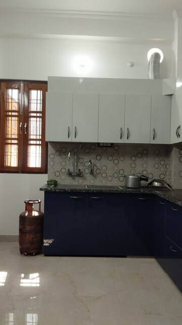 Kitchen in 2.5 BHK Builder Floor at Emaar Gomti Greens Villas, Gomti Nagar – for Rent