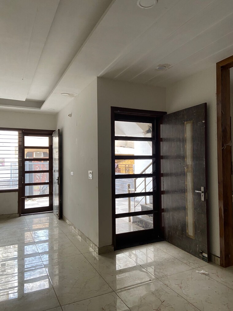 Room, dhakoli 3 Bedroom 200 Sq.Yd. Apartment In Dhakoli Zirakpur 9397409