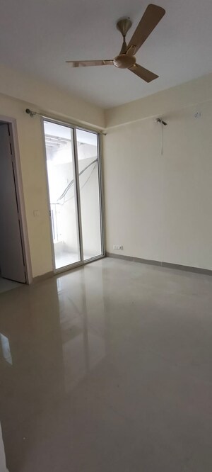 Room in 2.5 BHK Apartment at Panchsheel Greens II, Sector 16 Greater Noida – for Sale