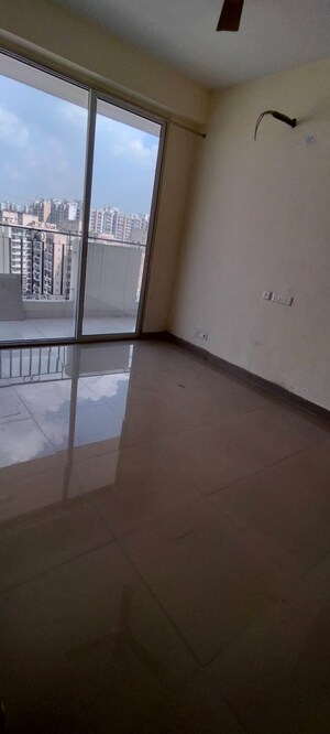 Room in 2.5 BHK Apartment at Panchsheel Greens II, Sector 16 Greater Noida – for Sale