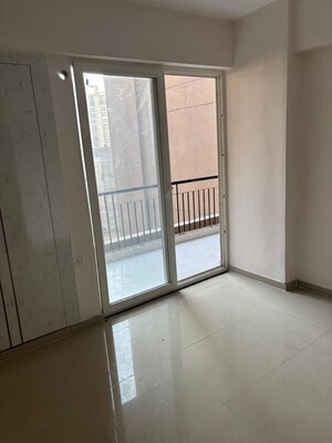 Room in 2.5 BHK Apartment at Panchsheel Greens II, Sector 16 Greater Noida – for Sale