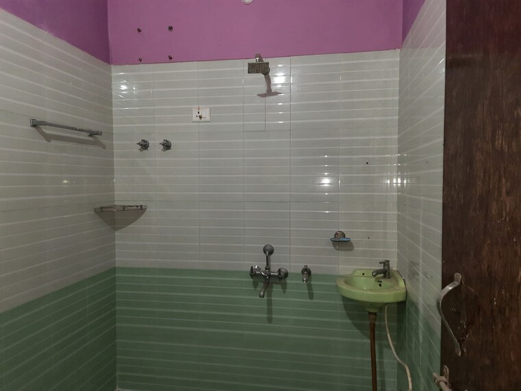 Bathroom, vineet khand 2 Bedroom 1450 Sq.Ft. Builder Floor In Vineet Khand Lucknow 9397426