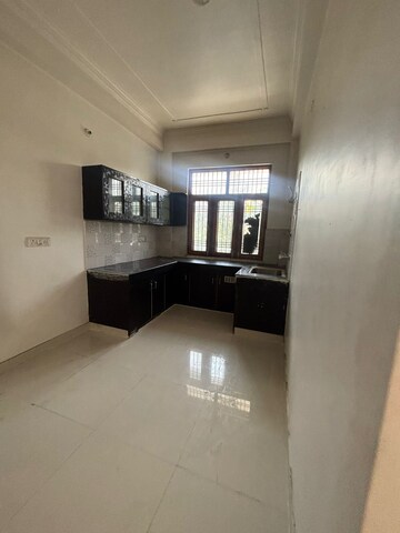 Room in 3 BHK Builder Floor at Gomti Nagar – for Rent