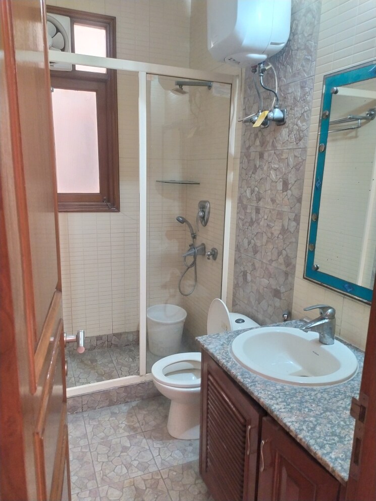 Bathroom, greater kailash i 4 Bedroom 3700 Sq.Ft. Builder Floor In Greater Kailash I Delhi 9397531