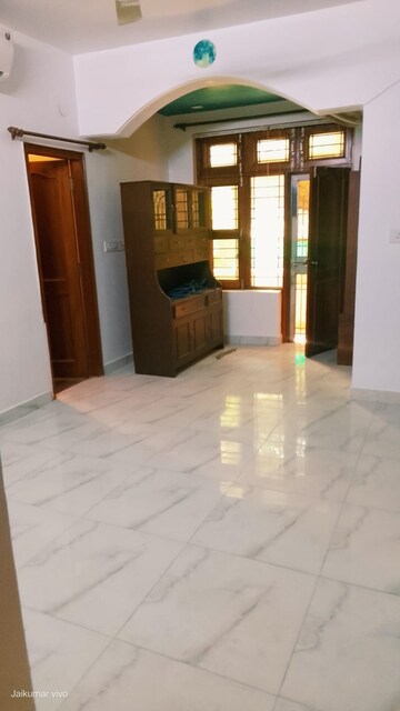 Room in 3 BHK Apartment at Vasant Kunj – for Sale