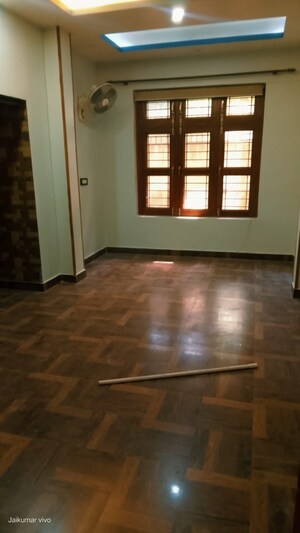 Room in 3 BHK Apartment at Vasant Kunj – for Sale
