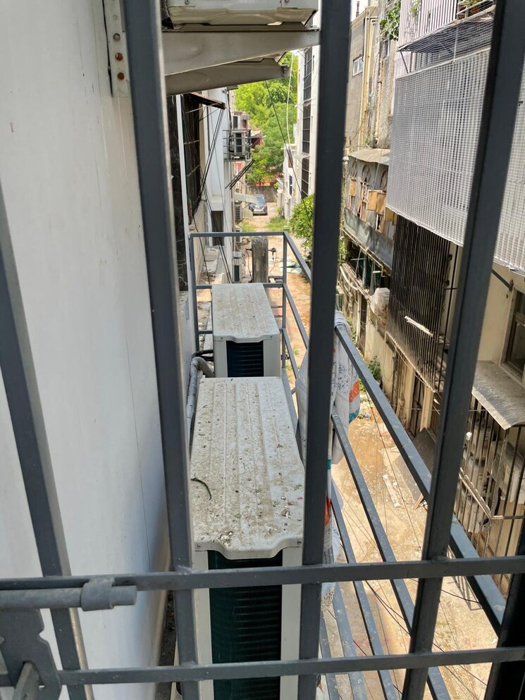 Balcony, safdarjung development area 3 Bedroom 200 Sq.Yd. Builder Floor In Safdarjung Development Area Delhi 9397616