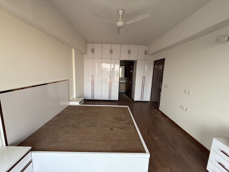 Room, dlf-gardencity-enclave 3 Bedroom 1913 Sq.Ft. Apartment In Sector 93 Gurgaon 9397677